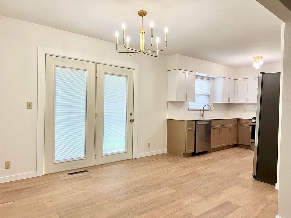 3867 Cedar Terrace Dr, Waterloo, IA 50702 | Zillow