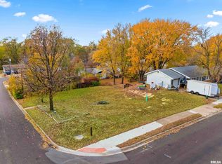 301 Parkway Ln, Pekin, IL