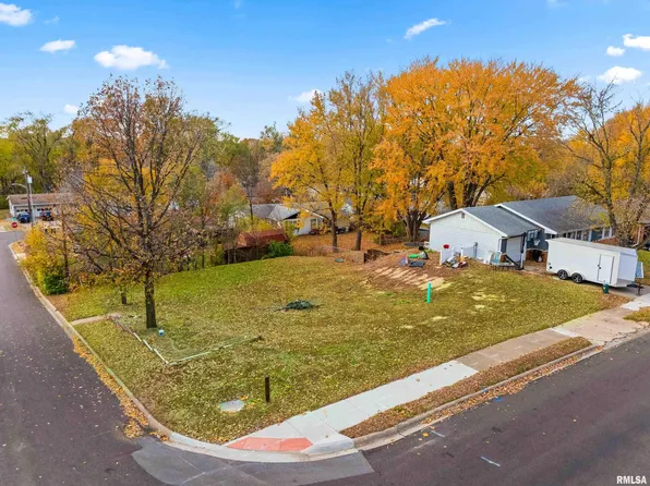 301 Parkway Ln, Pekin, IL 61554