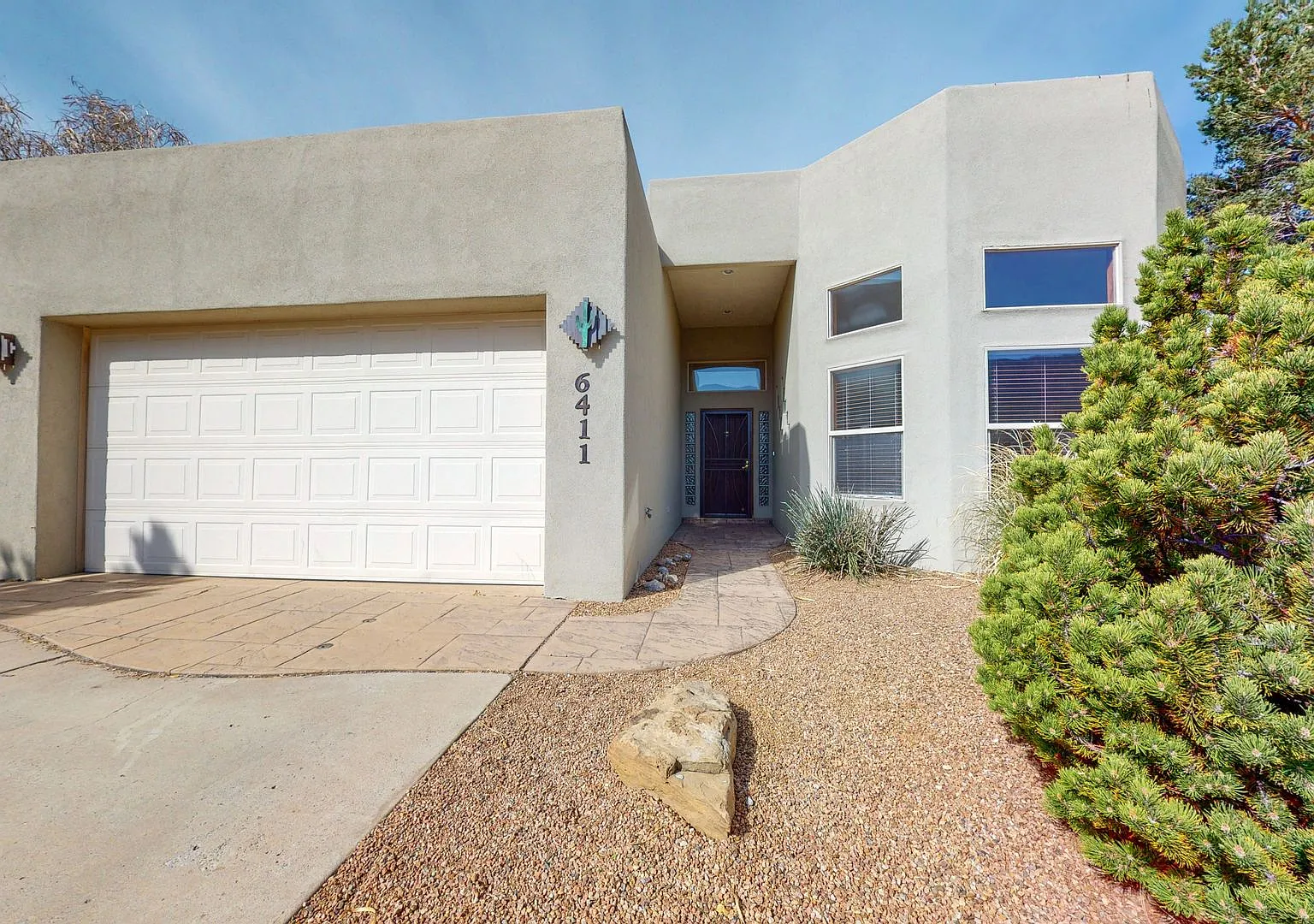 Beautiful 3 Bedroom 2 Bath In The Foothills — Photo 1