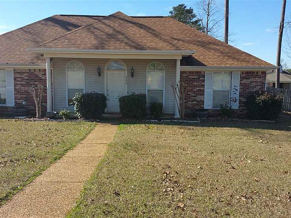 2nd image of 135 Live Oaks Blvd