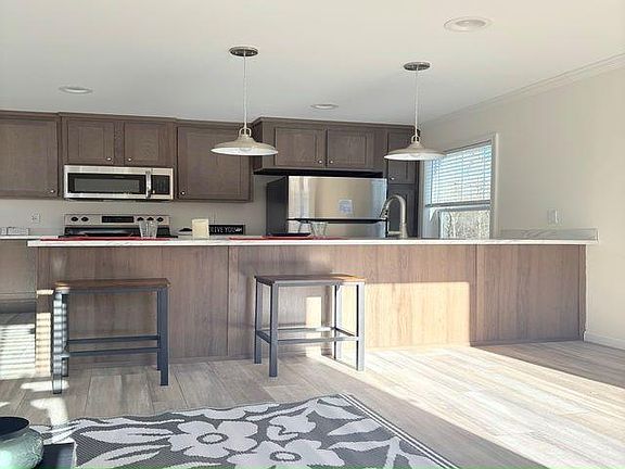 4th image of 214 Dreamers Ln