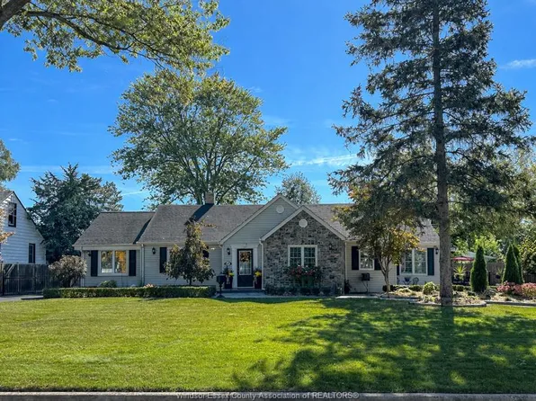 665 Scofield Ave, Windsor, ON N9G 1L4