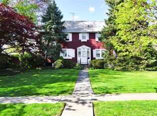 17 Grosvenor St, Douglaston, NY 11363