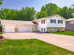 6905 35th St N, Oakdale, MN 55128