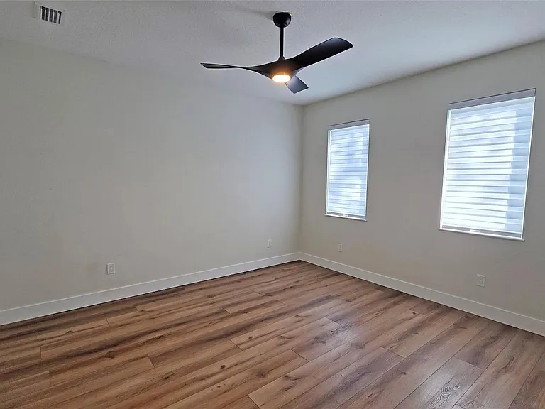 2475 Bay St — Photo 47