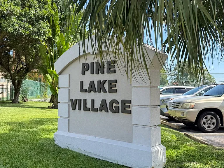 8881B Fontainebleau Blvd — Photo 1