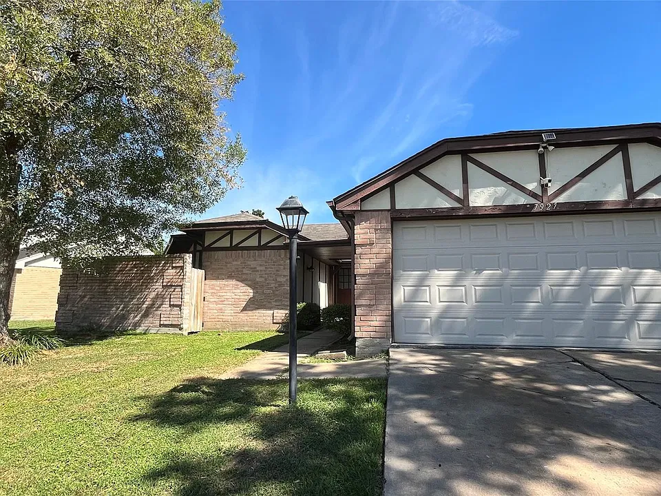 7927 Manzano Dr