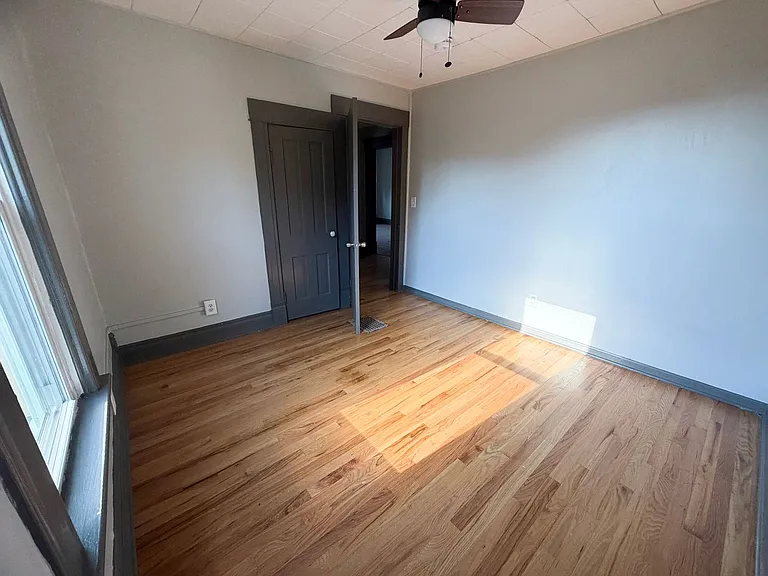 913 W Montgomery St — Photo 25