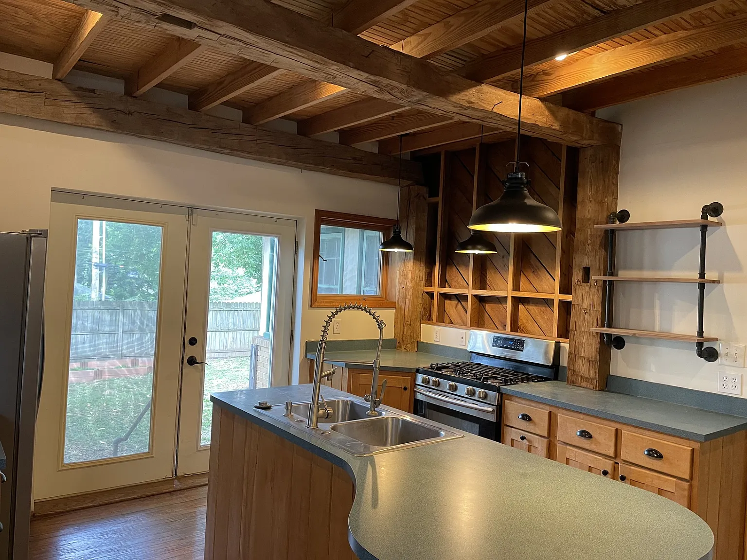 5 bed, 2.5 bath, 3779 sqft, $4,000 — Photo 3