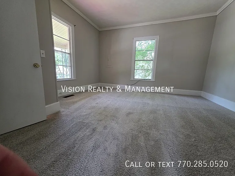 1303 Elm St — Photo 3