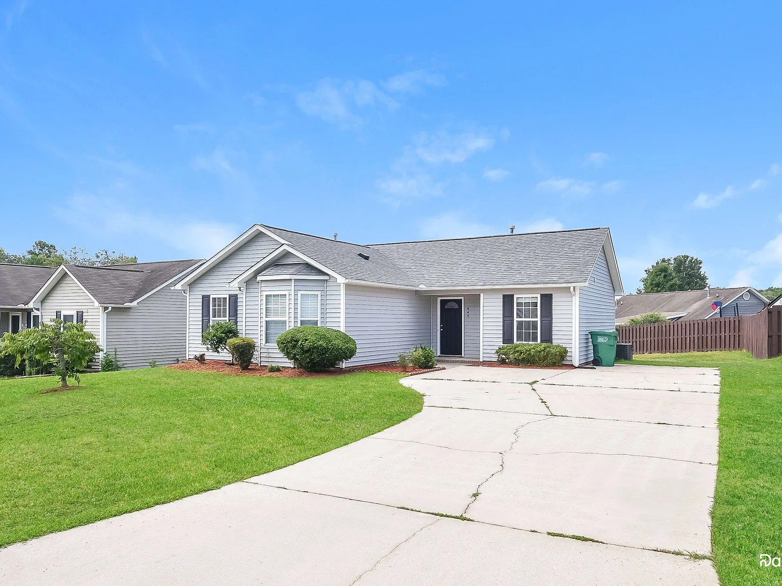 3 bed, 2.0 bath, 1162 sqft, $1,820 — Photo 3