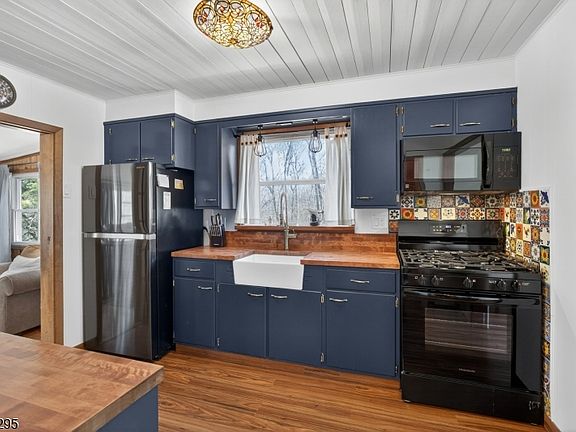 3rd image of 13 Pautuck Rd