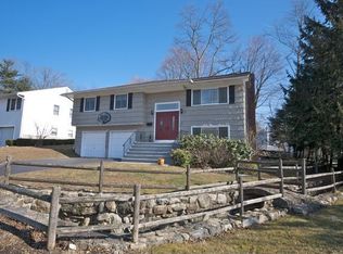 35 E Ridge Ln, Mount Kisco, NY 10549