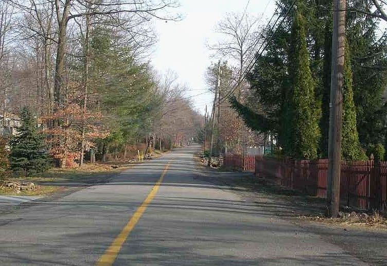2nd image of 718 Gordon Ln