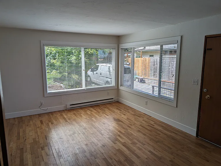 1806 Lakeway Dr — Photo 4