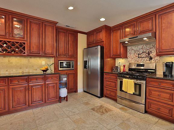 3rd image of 2092 Jonathan Ave