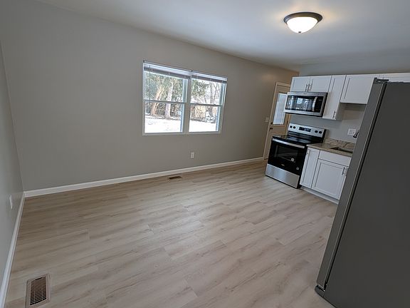 3rd image of 462 Forest Ave