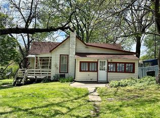 2410 S 14th St, Leavenworth, KS 66048