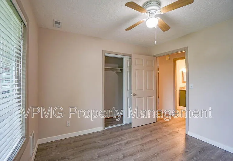 5404 NE 45th St — Photo 22