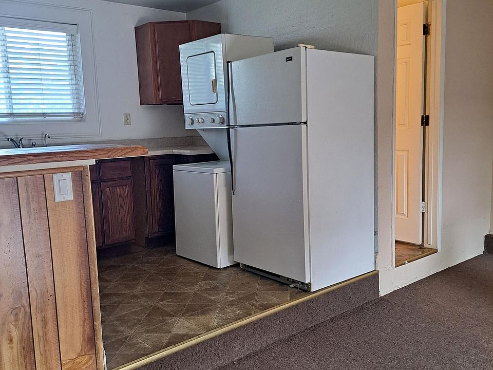 2nd image of 1052 1/2 Roberts St