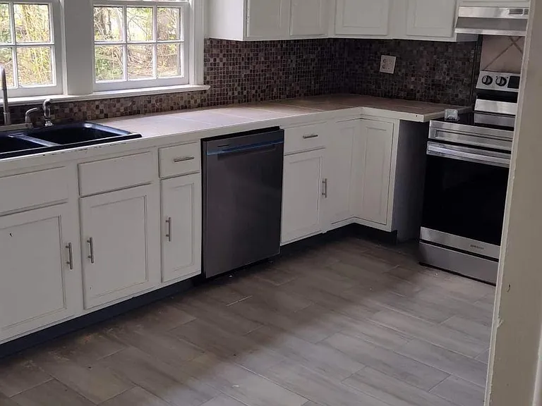 7421 Queenstown Ave — Photo 2