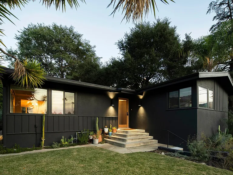 facade of 5028 Sierra Villa dr