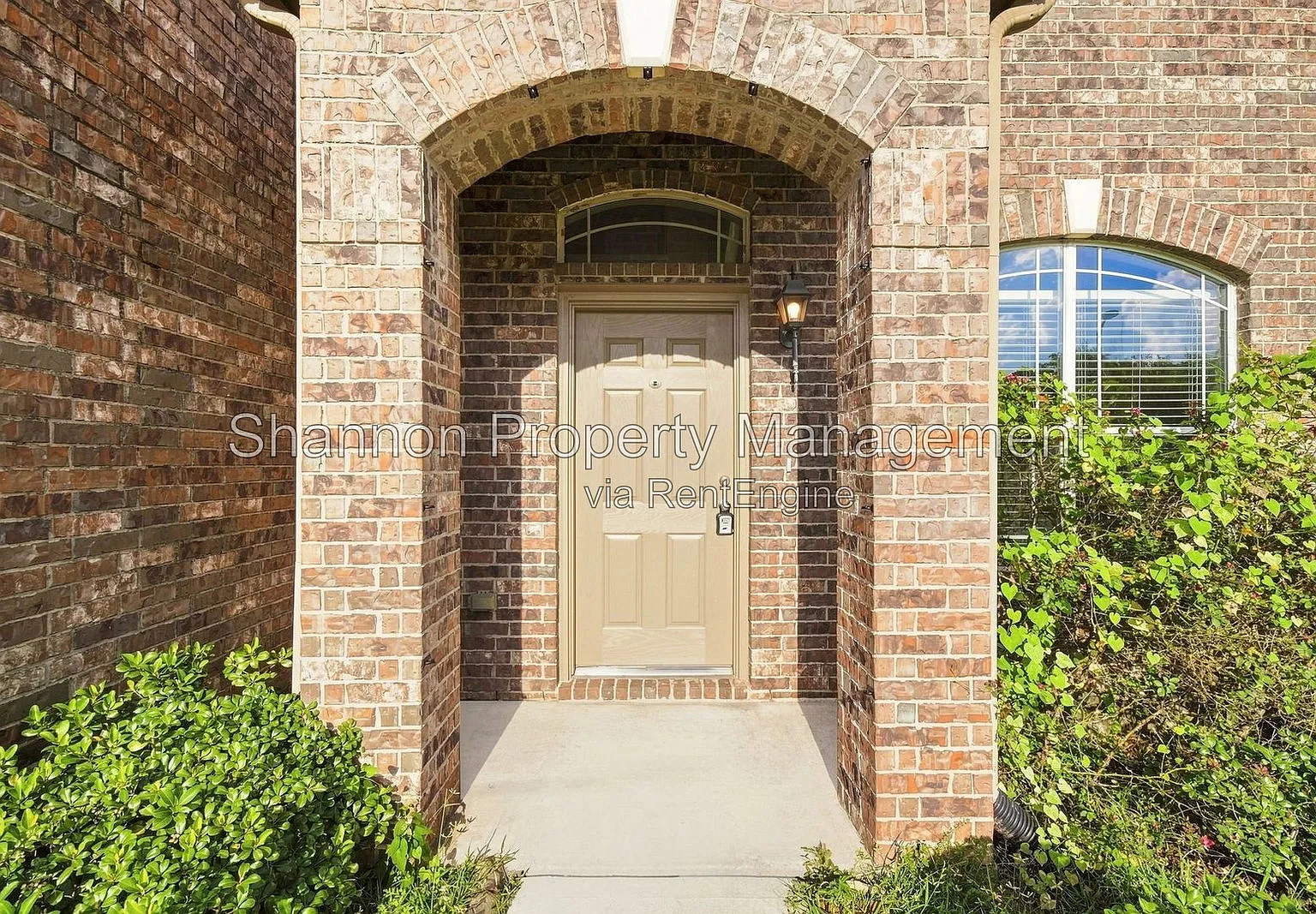 4 bed, 2.5 bath, 2860 sqft, $2,300 — Photo 3
