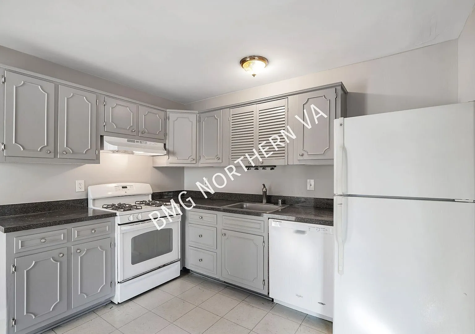 Beautiful 4 Bed 2.5 Bath Single Family In Much Sought After Kings Park West — Photo 4