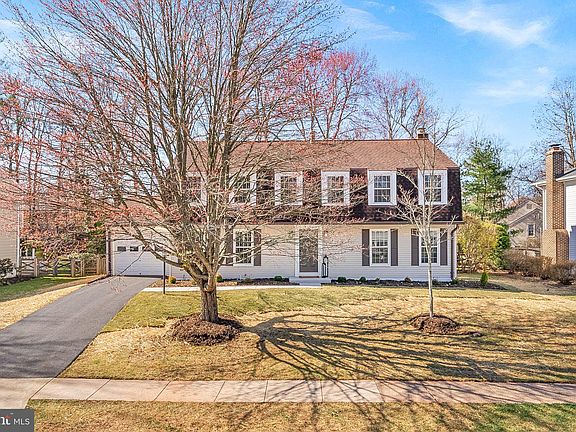 3rd image of 12857 Tewksbury Dr