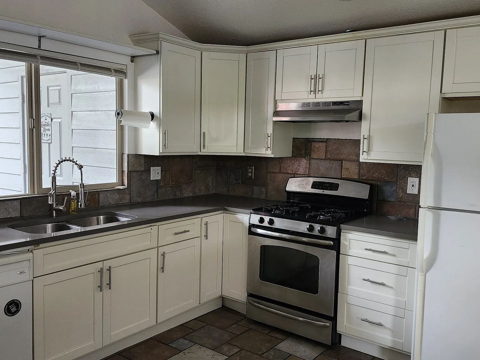 3 bed, 1200 sqft, $3,000 — Photo 2
