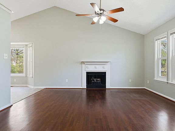 4th image of 104 S Woodstone Dr