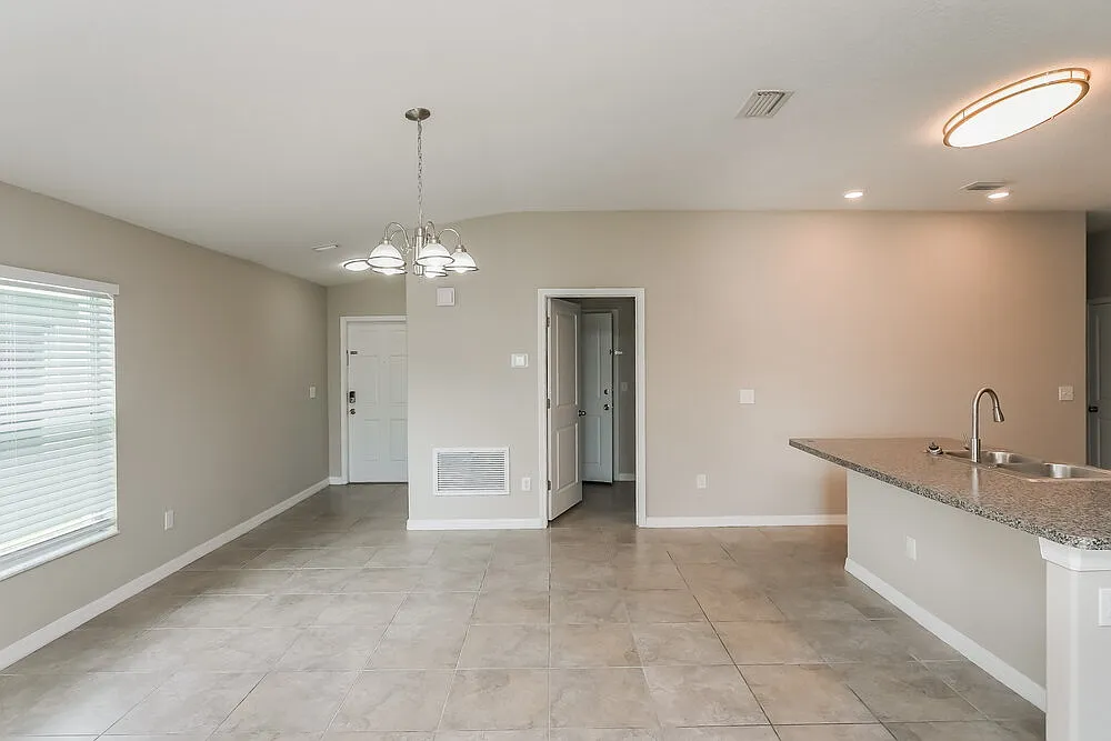 4 bed, 2.0 bath, 1810 sqft, $2,135 — Photo 4