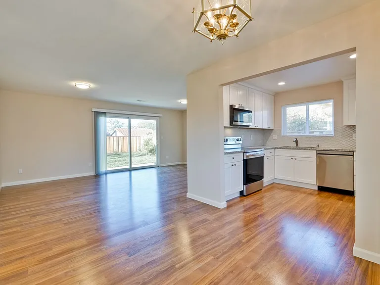 1425 Sunshadow Ln — Photo 14