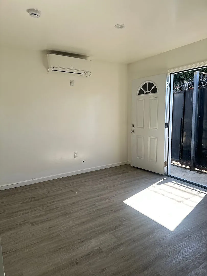 Beautiful, upgraded Studio with Parking and Washer/Dryer Hookups — Photo 4
