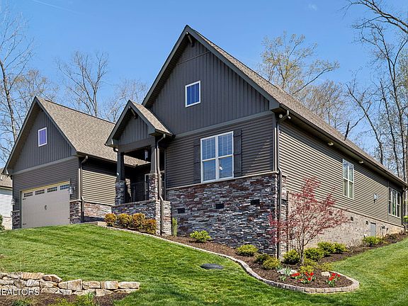 2nd image of 324 Oostanali Cir