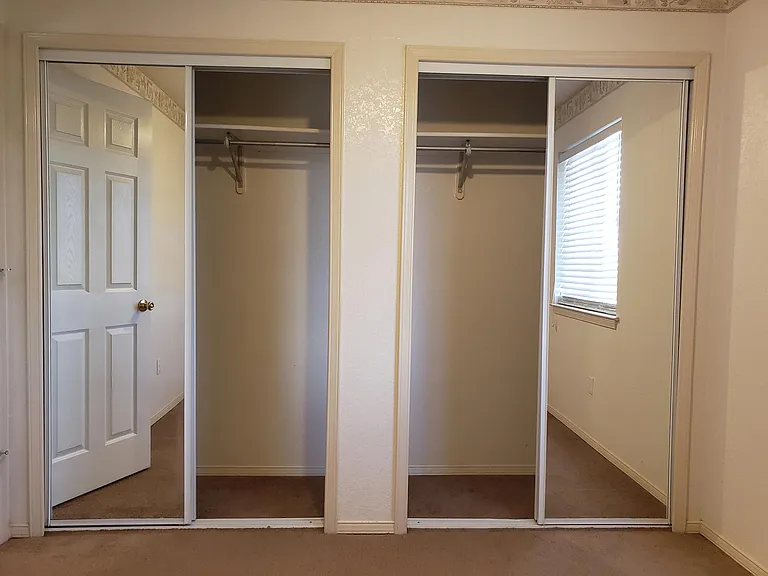Guest bed 2 closet
