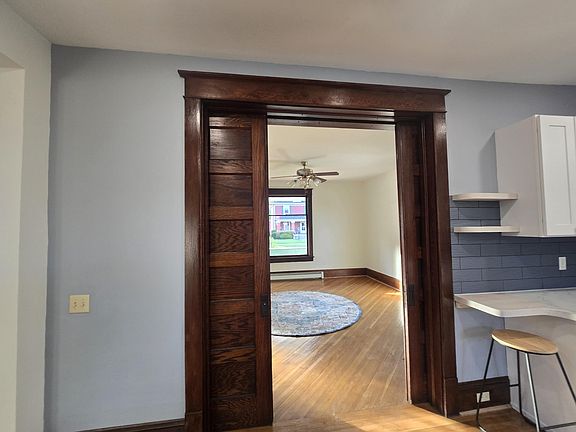 4th image of 427 W Riverside St