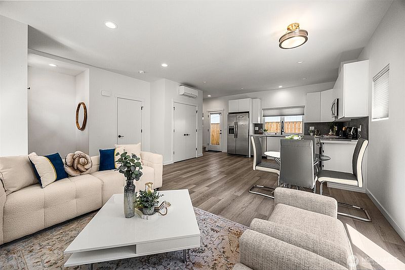 4th image of 5984 B 26th Avenue SW