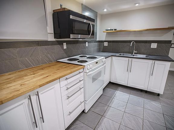 5th image of 5811 SE Lafayette St #1