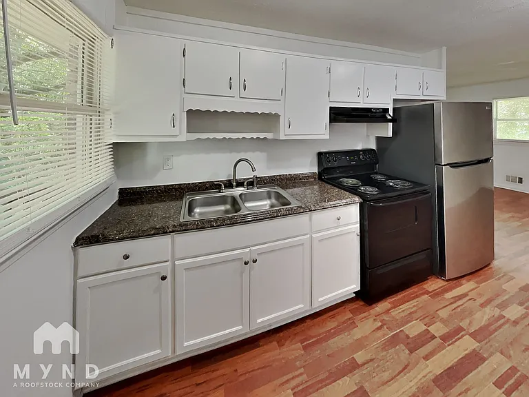 71 Sheila Ln #B — Photo 3