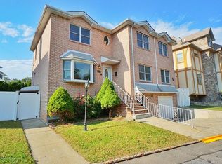 26 Fairway Ln, Staten Island, NY 10301