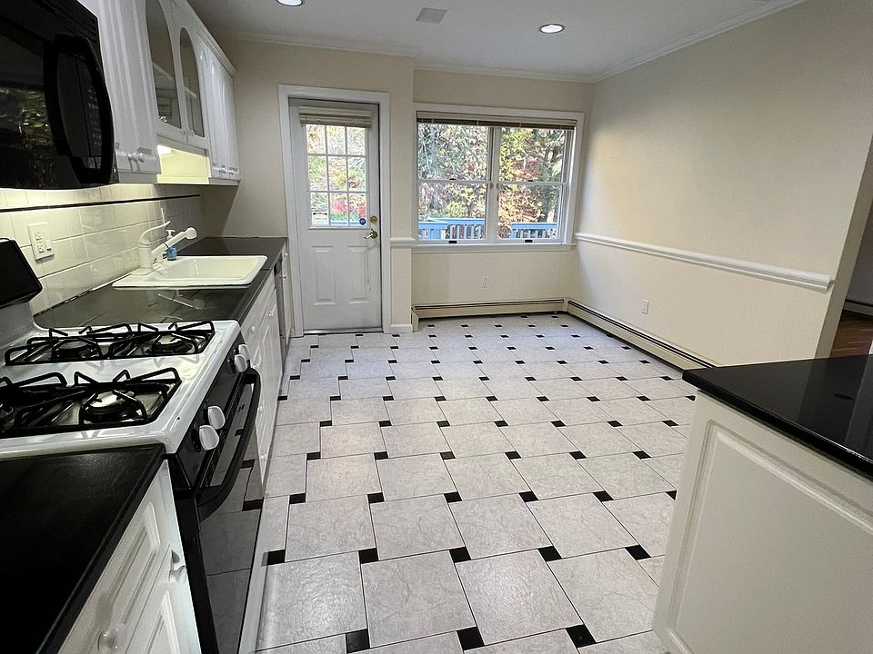 1st image of 17 Whittier Dr