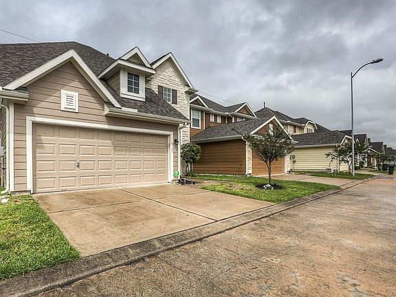 VIEW OF THE WELL MAINTAINED STREET