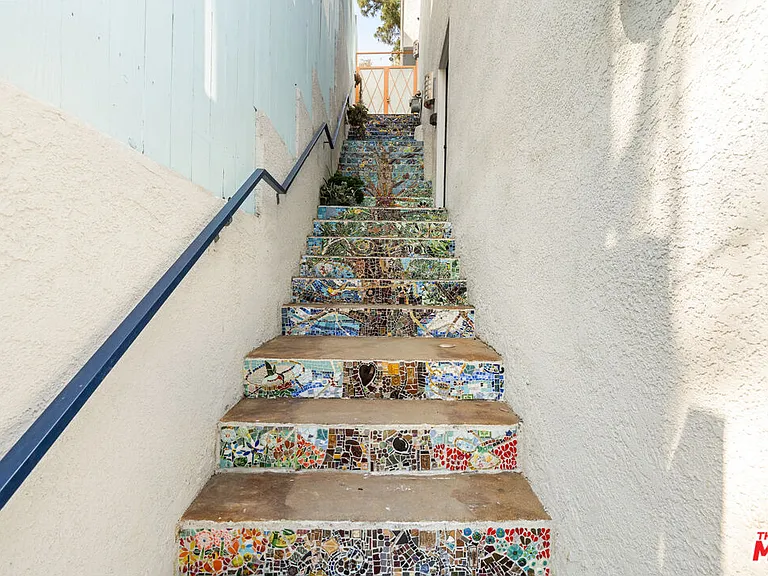 8781 Lookout Mountain Ave — Photo 24