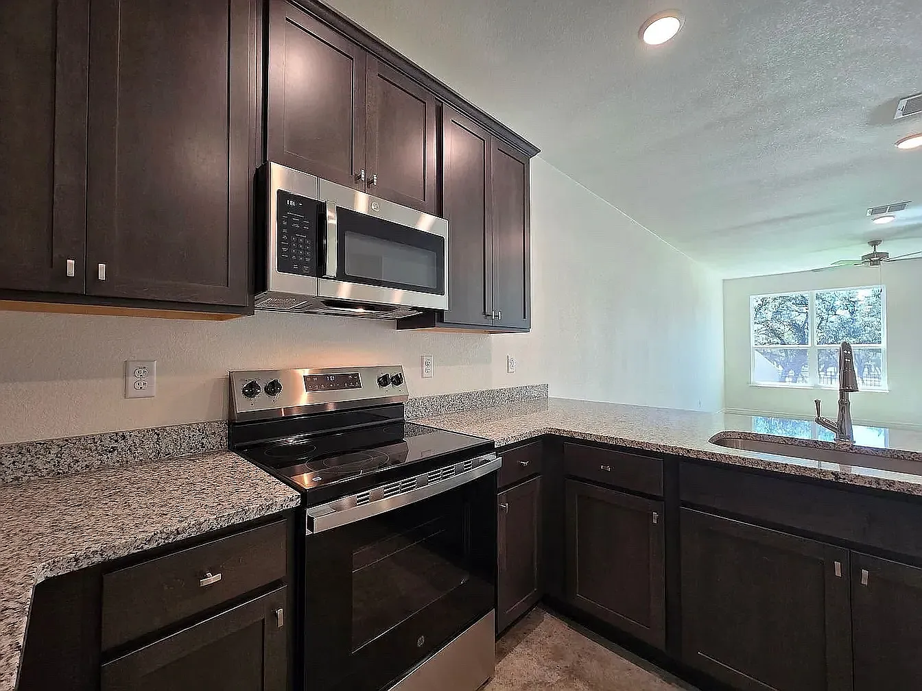 3 bed, 2350 sqft, $1,500 — Photo 3