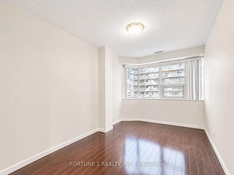 393 King St W #905 — Photo 5