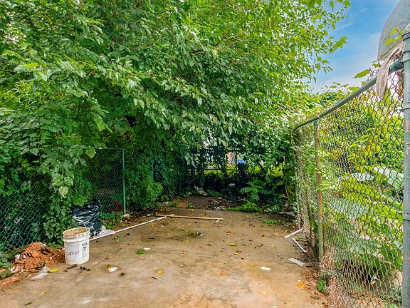 3rd image of 2072 E Cambria St