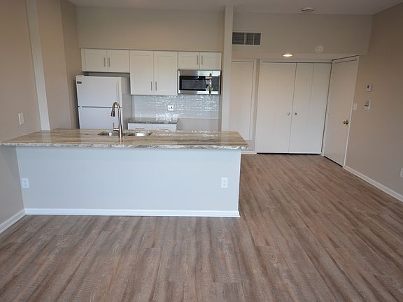 4th image of 2123 Front St #4