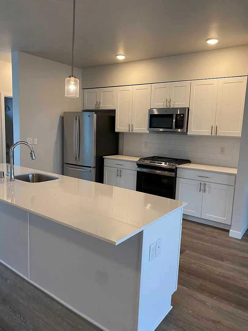 Modern 3 Bedroom, 3 Bath Townhome with 2-Car Garage! — Photo 3